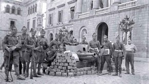 Soldats espanyols amb els canons que van disparar contra la Generalitat